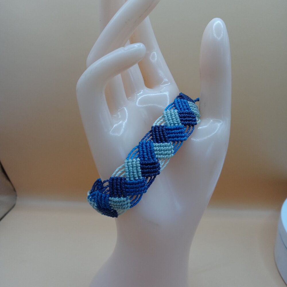 Unisex Woven Macramé Thread Bracelet with Andean-Inspired Rhombus Design